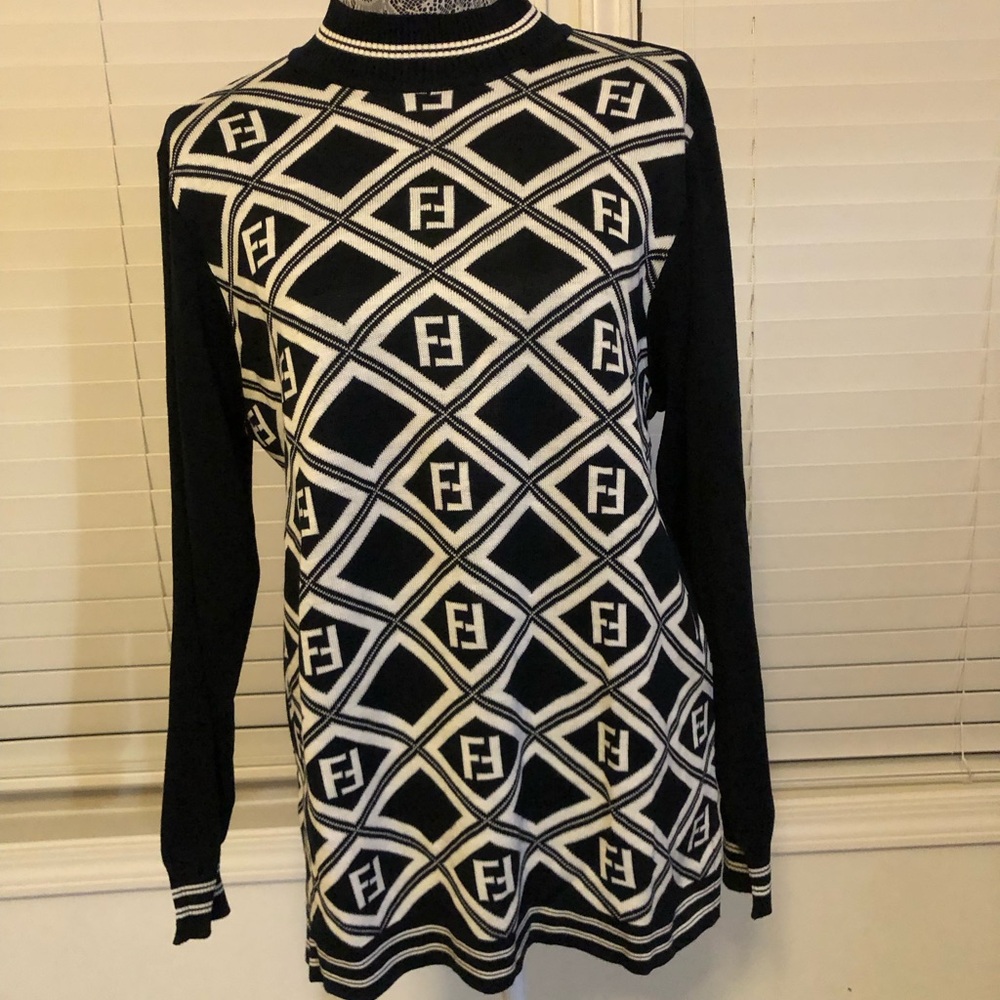 Vintage 1994 Fendi sweater in black and white - Picture 7 of 12
